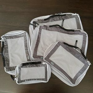 REI travel expandable packing cubes set/5 never used